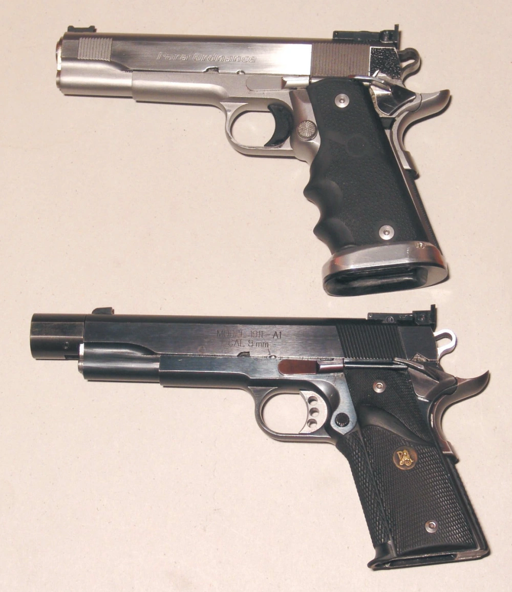 Para Ordnance P16–40 w wersji dostosowanej do uprawiania konkurencji IPSC w klasie standard oraz Springfield 1911 z kompensatorem odrzutu i elementami tuningowymi firmy Wilson Combat