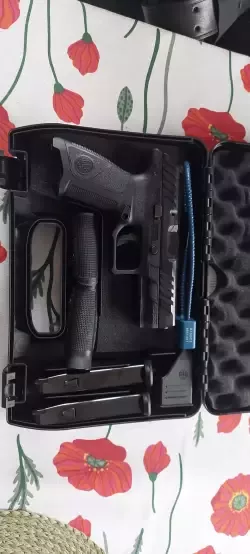 Pistolet Beretta APX A1. kal. 9x19. Przebieg 30 kulek. Zakupiona nowa w sklepie miesiąc temu. 