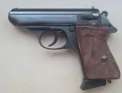 Pistolet Walther PPK, kal. 7,65x17 w stanie doskonałym z amunicją.