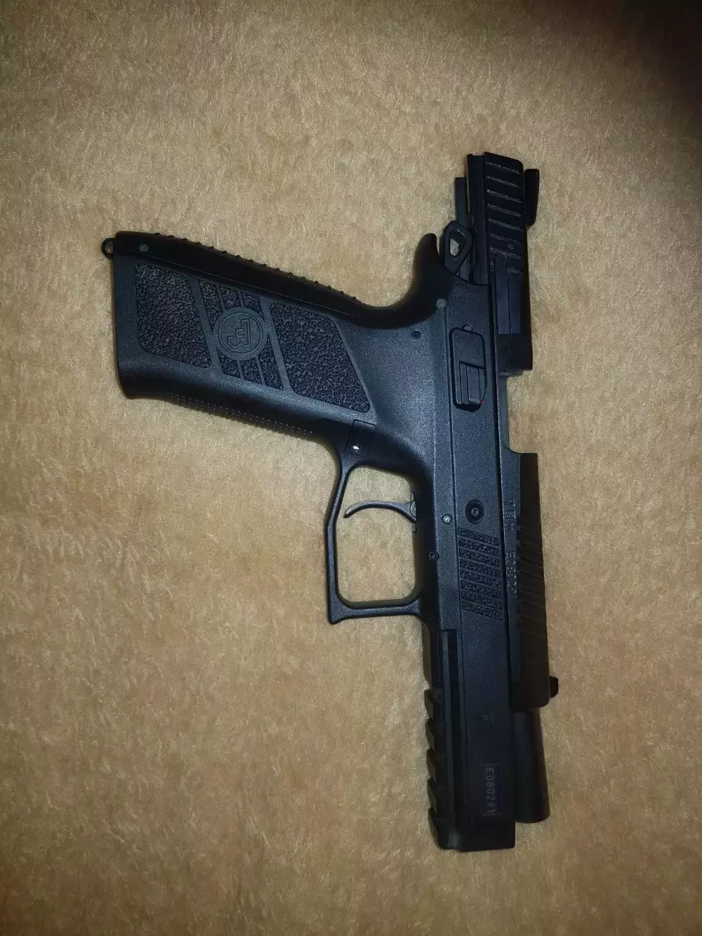 Niezawodny pistolet  CZ P09 kal. 9mm. 