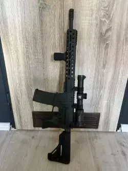 Karabinek AR-15 LFA zestaw: luneta biegowa, chwyt przedni, 3 magazynki + futerał