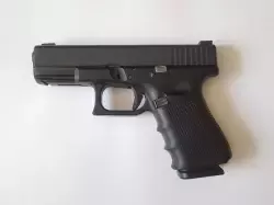 Pistolet Glock 19. Zamontowane trytowe przyrządy celownicze Ameriglo Agent 3 Dot, przerywacz Ghost Evo Elite oraz sprężyny Ghost.
