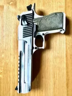 Pistolet DESERT EAGLE kal .44 Magnum. Armata ręczna :)