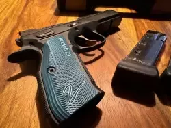 Pistolet CZ Shadow 2. W komplecie 4 magazynki. Pistolet bardzo mało używany, praktycznie nowy.