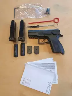 Sprzedam pistolet CZ P-07. Jak nowy, strzelany może z 800 sztuk. Pełen zestaw + ładownica i kabura IMI Defence