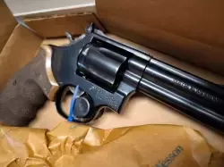 Sprzedam rewolwer S&W 586-3 .357 Magnum. Lufa 4". W oryginalnym opakowaniu. Stan idealny. 