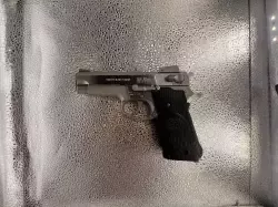 Pistolet Smith & Wesson Model 659 w bardzo dobrym stanie technicznym, jak i wizualnym. Sprzedawany razem z pudełkiem.