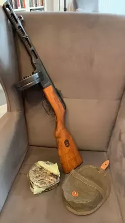 Sprzedam Pistolet maszynowy PPSz-41. Najprawdopodobniej pochodzi z 1941 roku. Stan znakomity. Bardzo mało strzelany,