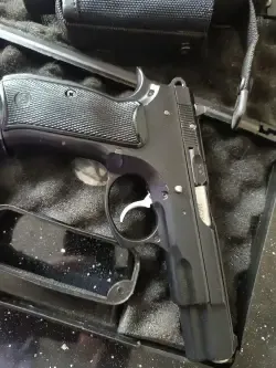 Mam do sprzedania w bardzo dobrym stanie cz P75B, dwa magazynki plus kabura nowa, wystrzelone ok 300szt.