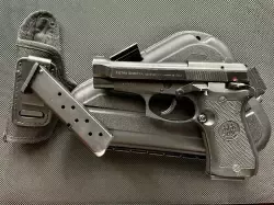 BERETTA CHEETAH  .380 ACP z kaburą wewnętrzną i 2 magazyny, pojemnik transportowy z polimeru.