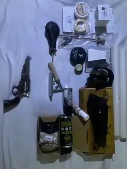 Rewolwer Czarnoprochowy Uberti inox 5,5" + karton dodatków 