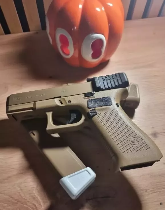 Glock 19x z szyną montażową Recover Tactical