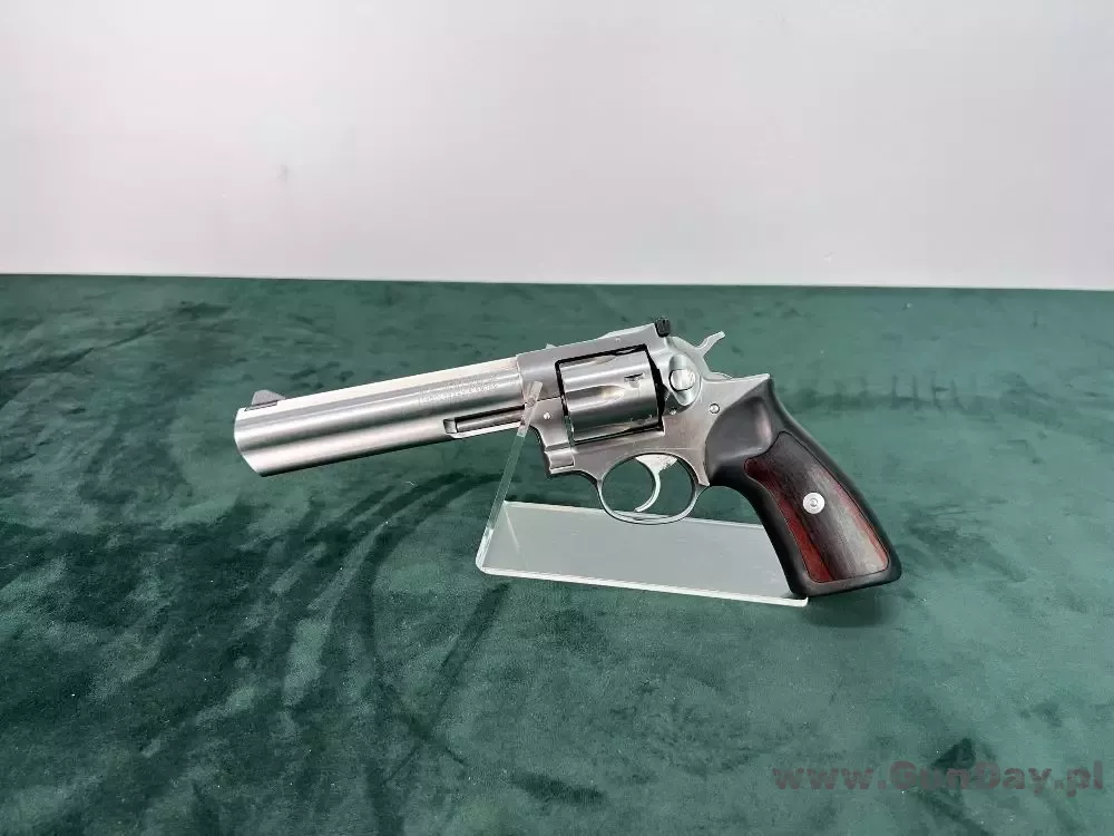 Rewolwer Ruger GP100 6″ kal. 357 magnum.
