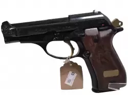 Sprzedam pistolet. Kolekcjonerska Beretta 81B De Luxe. Stan idealny. Ręczny grawerunek, złocony spust i kurek, luksusowa rękojeść.