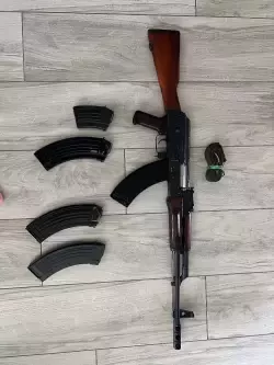 AKM okazja. Stan oceniam na bardzo dobry, w zestawie 5 magazynków, pas, przybornik, kompensator. Strzelany sporadycznie.
