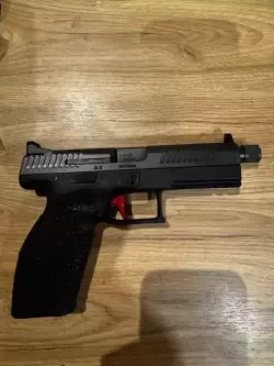 Sprzedam ledwo używany pistolet CZ P10F 9x19 2024. Możliwa zamiana. Przelot ok 100 sztuk. Dużo udoskonaleń w osprzęcie.