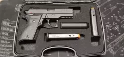 Pistolet Rex Zero 1CP. Nowy pistolet w kalibrze 9x19 z "11" w owalu i napisem "POLICJA". 2 magazynki i drugi kompl