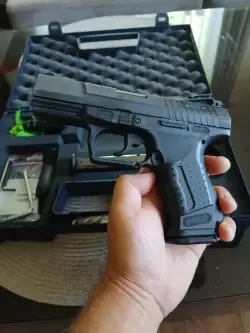 Walther P 99 z dwoma magazynkami, celownikiem laserowym, kaburą, wszystko w oryginalnej walizce.