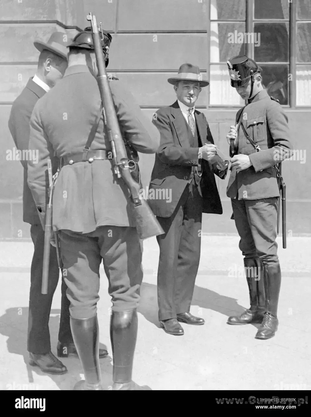 ca-80-000-mitglieder-der-weltkriegs-veteranen-paramilitarischen-gruppe-steel-helmet-liga-der-vorderen-soldaten-zusammengebaut-in-der-l-b5fb9k.jpg