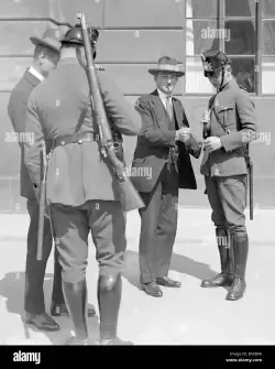 ca-80-000-mitglieder-der-weltkriegs-veteranen-paramilitarischen-gruppe-steel-helmet-liga-der-vorderen-soldaten-zusammengebaut-in-der-l-b5fb9k.jpg