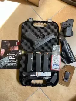Glock 45 doinwestowany. Przebieg około 300. Służył głównie do noszenia. Dużo dodatków.