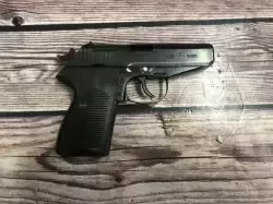 Pistolet P-83