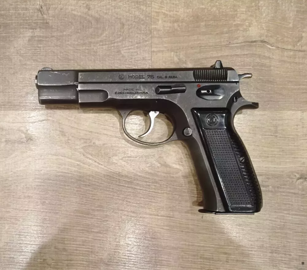 Sprzedam pistolet CZ 75 rocznik 1985, kultowy stalowy model. Stan techniczny bardzo dobry.
