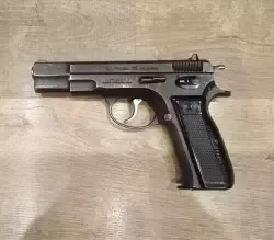 Sprzedam pistolet CZ 75 rocznik 1985, kultowy stalowy model. Stan techniczny bardzo dobry.