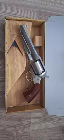 Sprzedam Rewolwer Czarnoprochowy UBERTI 1858 REMINGTON NEW ARMY INOX 5,5" kal. 44. Nigdy z niego nie strzelałem.