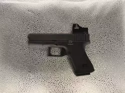Pistolet Glock 19 w dobrym stanie razem z kolimatorem Docter.