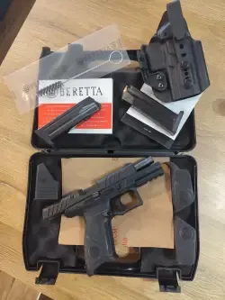 Witam mam na sprzedaż, pistolet m-ki Beretta APX A1, oryginalnie w komplecie  2 Magazynki, i dwie okładziny. Pistolet z 2023r.