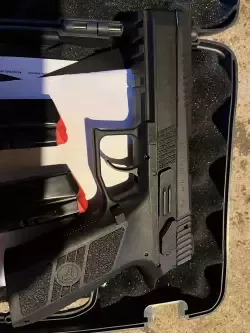 Sprzedam pistolet CZ P09, wystrzelono około 300 sztuk amunicji.