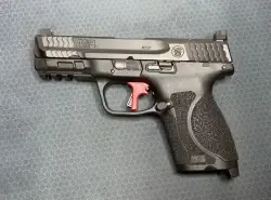 Sprzedam pistolet S&W M&P9 M2.0 4" Compact OR. Dwie kabury, + dwa magazynki o pojemności 17 i 21. Płaski spust.