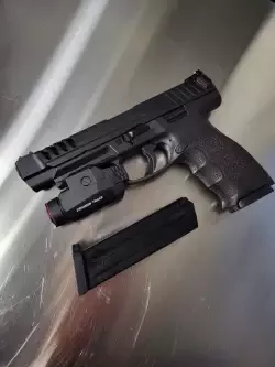 Pistolet H&K SFP 9 L 9mm Para, opcjonalnie z latarką Crimson Trace. W zestawie jest wszystko, co daje fabryka.