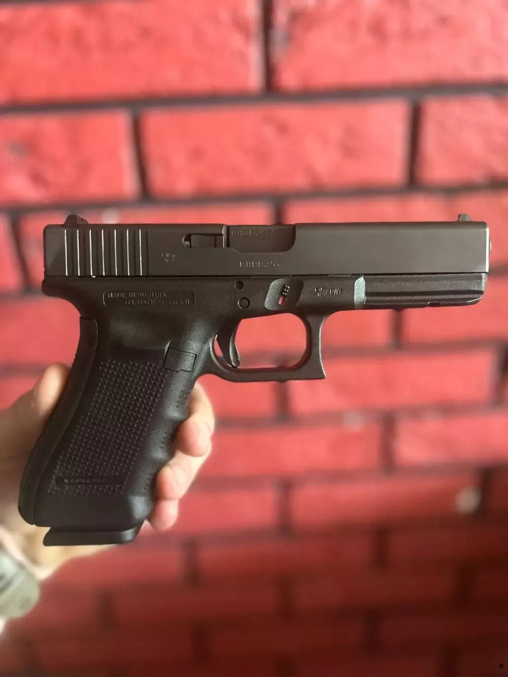 Okazja. Sprzedam pistolet Glock 17 gen 4 jak nowy. Przelot 50 szt. Dodatkowy magazynek do oryginalnego kompletu oraz kabura. 