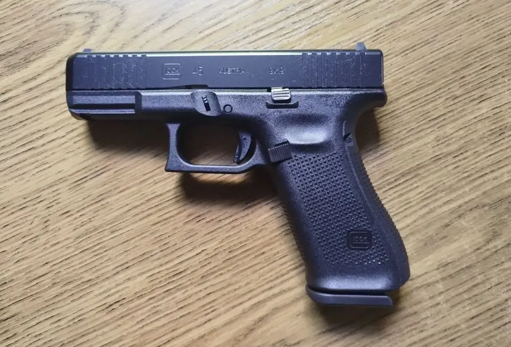 Sprzedam pistolet Glock 45 stan idealny + 1250 amunicji PFA 8g
