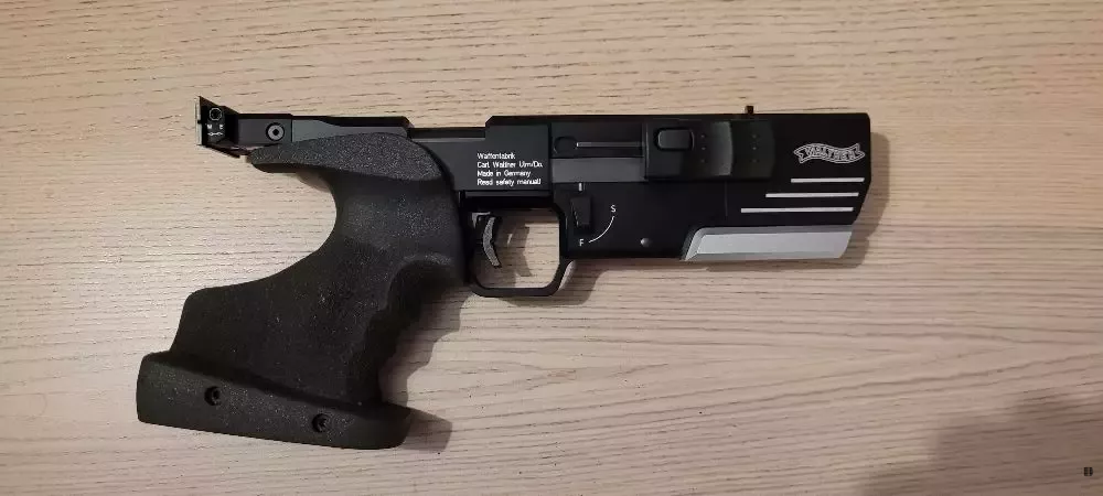 Sprzedam pistolet sportowy Walther SSP .22LR do negocjacji. Stan bardzo dobry, lufa lustro, rękojeść rozmiar L, 2 magazynki