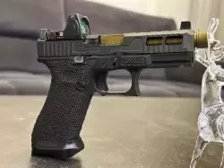 Sprzedam pistolet Glock 45. Zestaw: kolimator Trijicon RMR, magazynki, walizka.