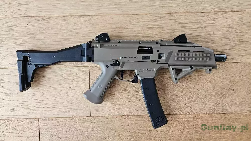 CZ Scorpion Evo3 S1 FDE kal. 9x19. Pistolet półautomatyczny z komorą na nabój pistoletowy. Niezawodność, lekka waga, celność.