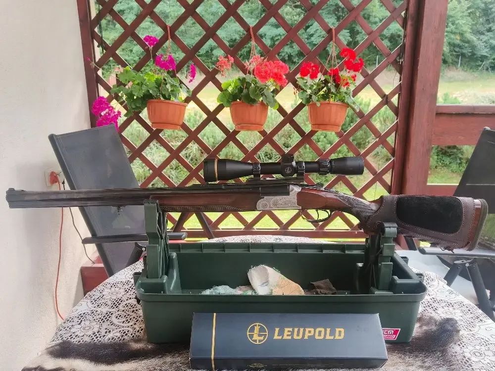 Kniejówka Sabatti Forest z przyśpiesznikiem i lunetą Leupold