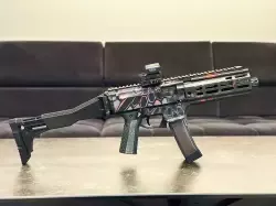 Sprzedam karabinek CZ SCORPION Evo3 - Ręcznie malowany. W zestawie kolimator MeOpta, magazynki, walizka.