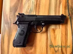 Sprzedam włoski pistolet - Beretta 92S kaliber 9mm. Stan dobry +. Z 1 magazynkiem. Świetna broń, polecam.