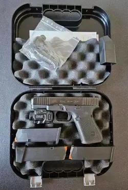 Sprzedam pistolet Glock 19 gen 5 na gwarancji, 3 magazynki + latarka + kabura