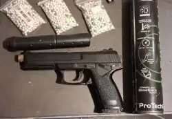 Replika pistoletu MK23 z tłumikiem .
Dodatkowo kulki i gaz 