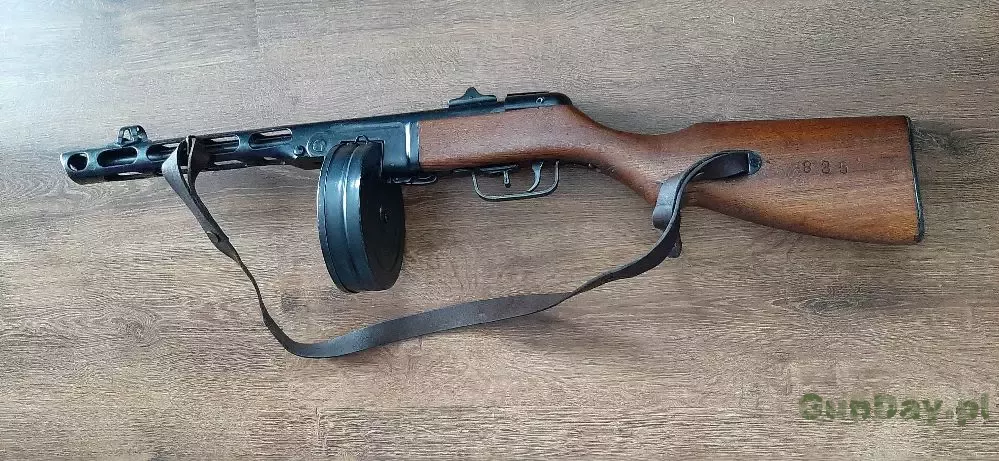 PPsz wz.41  1945r. potocznie: pepesza albo pepecha, radziecki pistolet maszynowy kal. 7,62 mm. Stan prawie magazynowy.